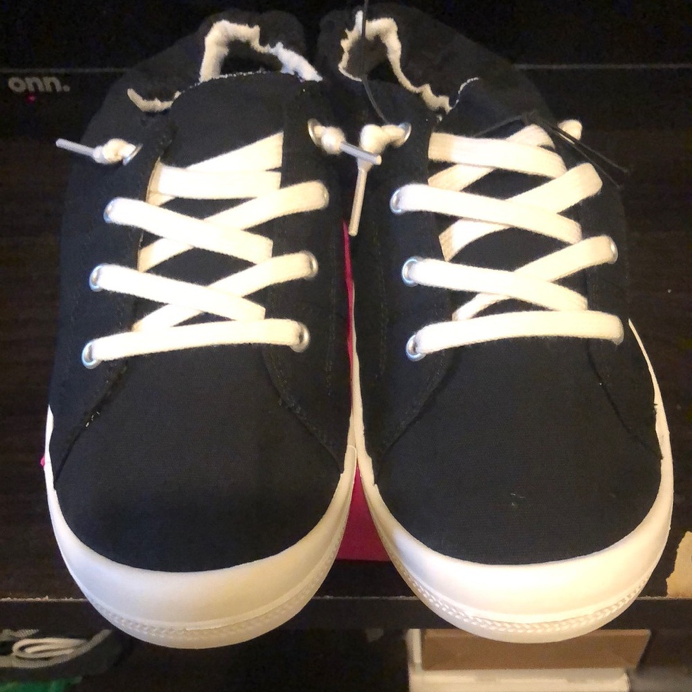 Versatile Black and White Sneakers with Classic Design
